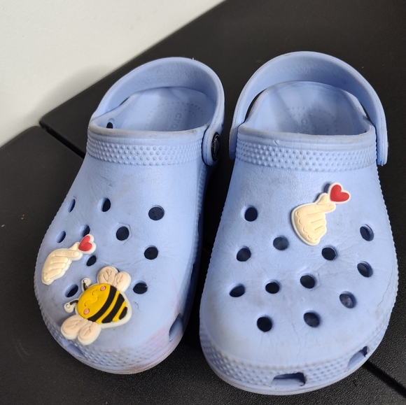 CROCS Classic Periwinkle Blue Clogs C11 jibitz bee heart fingers - Picture 3 of 9